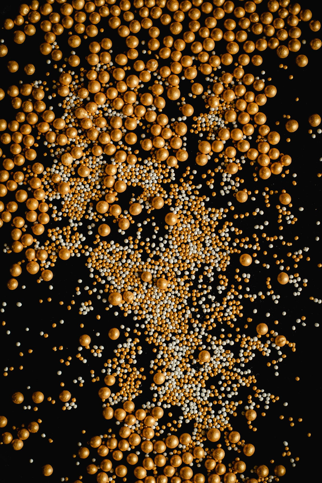 Golden and white pearls arranged together for comparison
