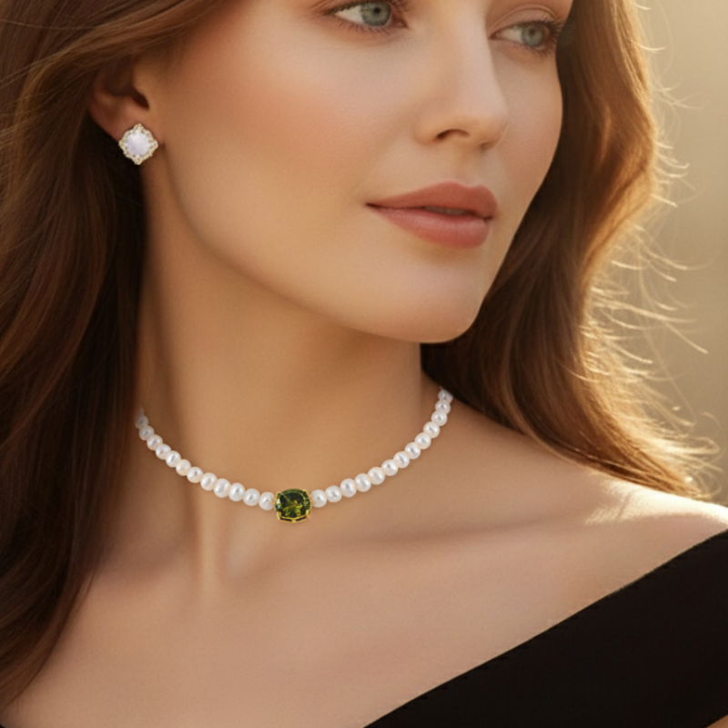 Cultured Pearls and Peridot Collar Necklace